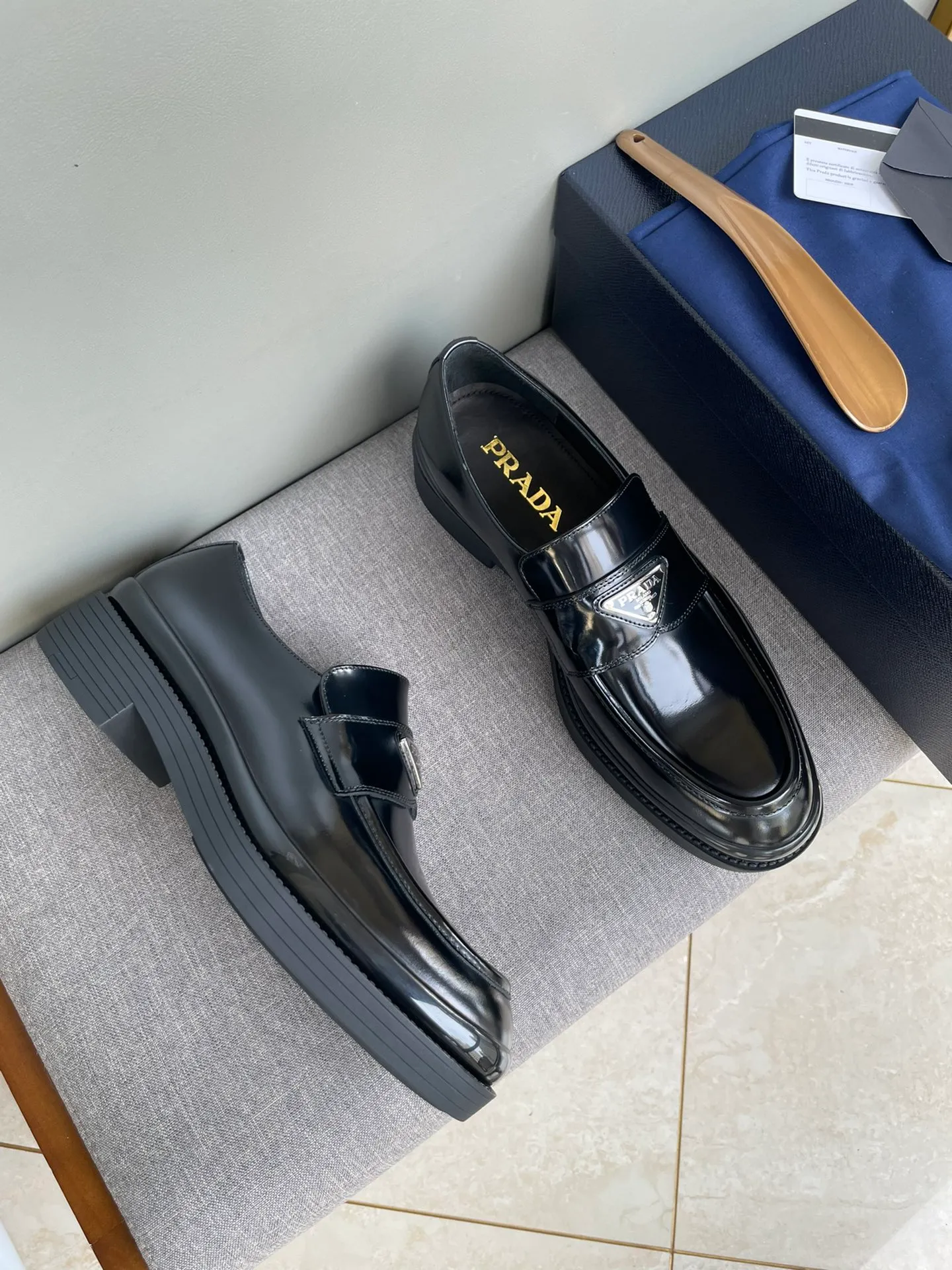 Men's shoes 💰860 💰Best recommendation✨PRADA Prada top purchasing quality imported upper with color-brushed edge beads carved toe design cowhide lining private molded TPU outsole non-slip, wear-resistant and elastic fashionable and versatile burgundy black blue 39-44 in stock (38, 45 customized for replacement, return and exchange)